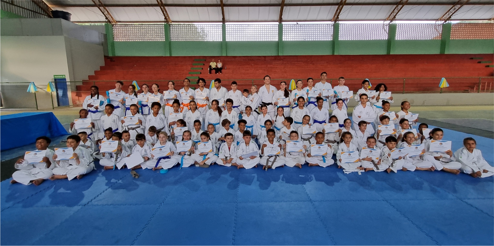 Projeto de aulas de judô celebra graduação de crianças e adolescentes em Vargem Alta com presença do campeão mundial Tiago Camilo